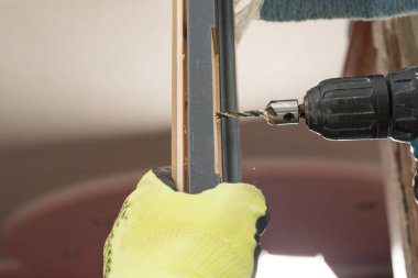 Kapıda yeşil bir tornavidayla delik açmak, sondaj işlemine yakın durmak, iç kapılar kurmak....