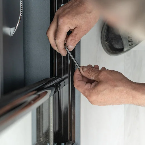 用于调节壁橱门的六角形钥匙 在家中安装橱柜 详细的门安装计划 — 图库照片