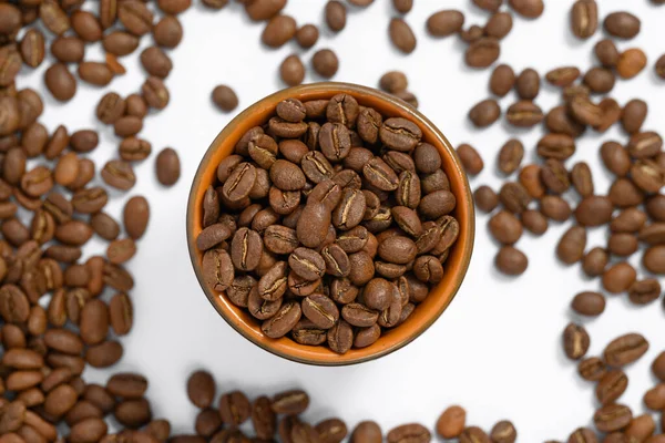 Doftande Rostade Kaffebönor Vit Bakgrund Och Liten Kopp Energidryck — Stockfoto