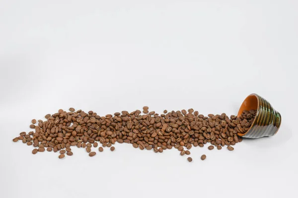 Kávébab Kiömlött Egy Bögréből Kávé Elszigetelt Fehér Háttérrel Szövegmásolási Hely — Stock Fotó