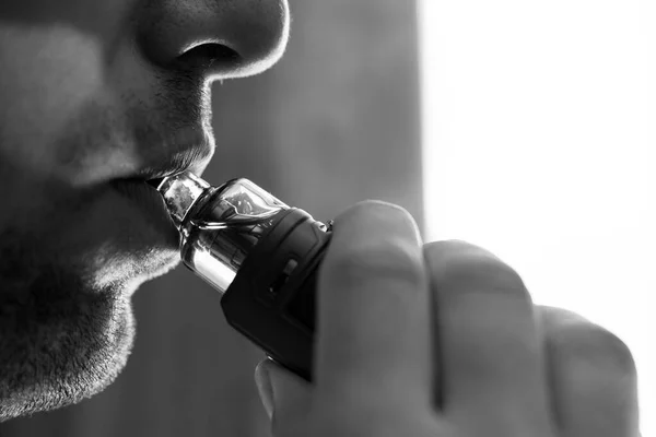 Мужчина Курит Электронную Сигарету Курит Губы Крупным Планом Мужчина Короткой — стоковое фото