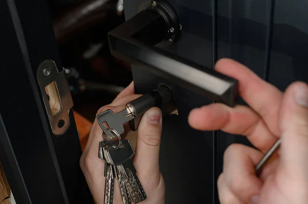 Master Installs Core Door Lock Assembly Work Door Core Keys — ストック写真
