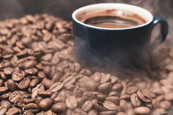 黒を基調としたコーヒーとコーヒー豆のカップ 芳香族とエネルギードリンク コーヒーからの軽い蒸気 — ストック写真