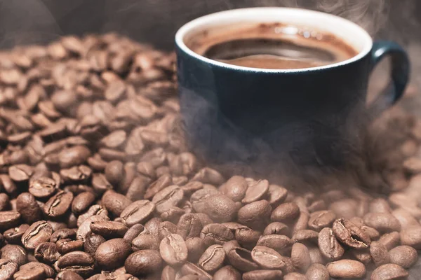 Kopje Koffie Koffiebonen Een Zwarte Achtergrond Aromatische Energiedrank Lichte Stoom — Stockfoto