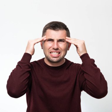 Bir insanın baş ağrısından kaynaklanan duygular, şiddetli bir migren ağrısı çeken bir kişi, ellerinin kafasının nabzına yakın olması..