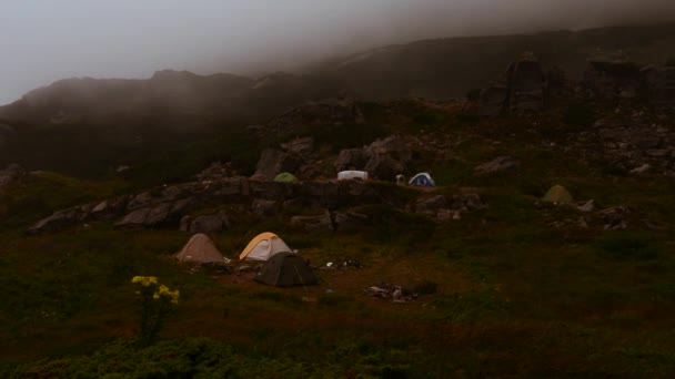 Рассвет Горах Возле Озера Утренним Туманом Новыми Палатками — стоковое видео