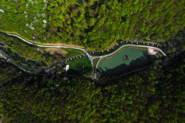 Shenborna Parkı kuş bakışı, göleti, nehri ve birçok köprüsü olan Gotik bir park, Ukrayna 'nın kültürel parkı..