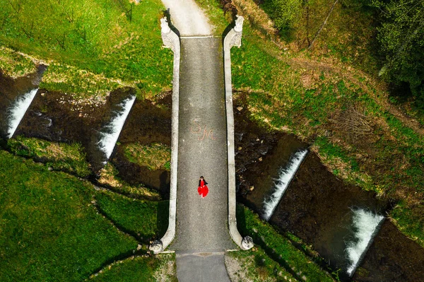公园里的石拱桥 瀑布河上的人行天桥 一个女人躺在桥上 俯瞰天空 乌克兰的公园 — 图库照片