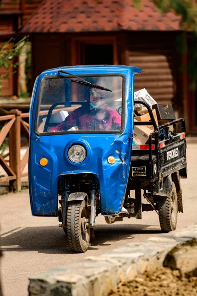 ヴォイヴォディナ ウクライナ2021年5月4日 小さな負荷の輸送のための3輪古い車 公園内のワーキングカー — ストック写真