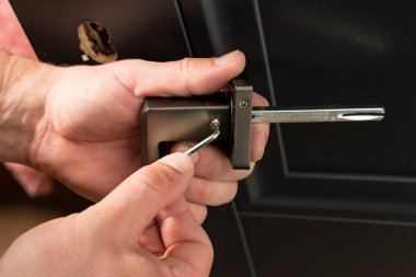 Kapı tokmağı ve uğursuz anahtar, kapı tokmağı kurulumu, metal kapı tokmağı.