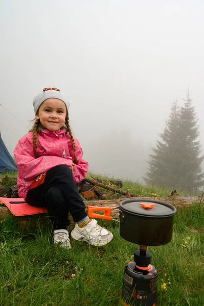 Little Girl Sitting Burner Which Dinner Being Prepared Rest Tent — Stock Fotó