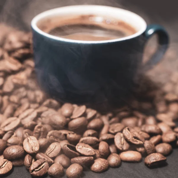 黒を基調としたコーヒーとコーヒー豆のカップ 芳香族とエネルギードリンク コーヒーからの軽い蒸気 — ストック写真