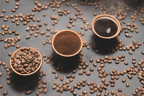 Drei Tassen Mit Unterschiedlichem Kaffee Kaffeebohnen Gemahlenem Und Fertiggetränk Verschütteten — Stockfoto