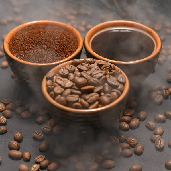 Frissen Őrölt Főzött Fekete Kávé Fekete Alapon Három Csésze Párolt — Stock Fotó