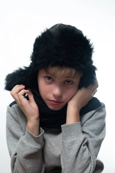 Портрет Засмученого Хлопця Зимовому Капелюсі Шарфі Холодна Зима Кризовий Час — стокове фото
