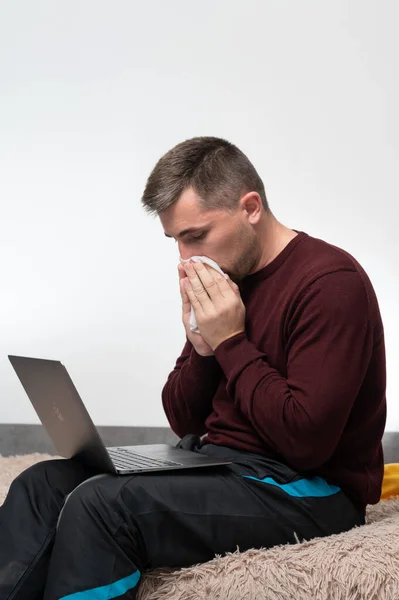 Man Quarantined Home Due Illness Works Online Work Remotely Home — Stockfoto
