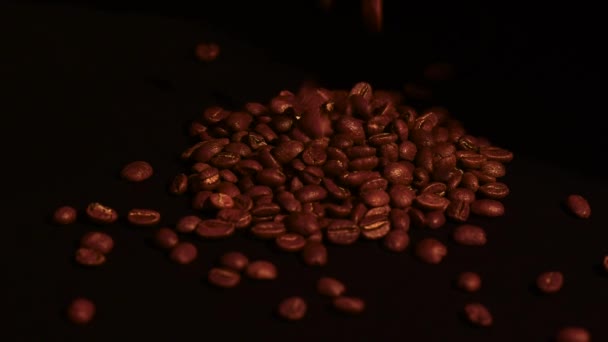 Καβουρδισμένοι Κόκκοι Καφέ Arabica Χύνονται Έξω Και Περιστρέφονται Γκρο Πλαν — Αρχείο Βίντεο