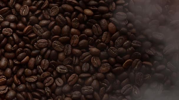 Konsistensen Rostade Kaffebönor Framhävs Ett Varmt Gult Ljus Lätt Rök — Stockvideo