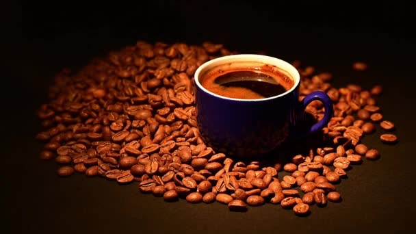 Ένα Φλιτζάνι Καφέ Κόκκους Καφέ Καφέ Που Φωτίζεται Από Ζεστό — Αρχείο Βίντεο