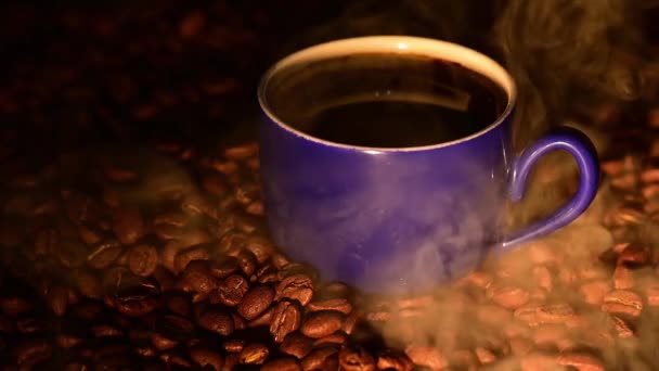 Una Taza Café Entre Granos Café Tostados Humo Ligero Video — Vídeos de Stock