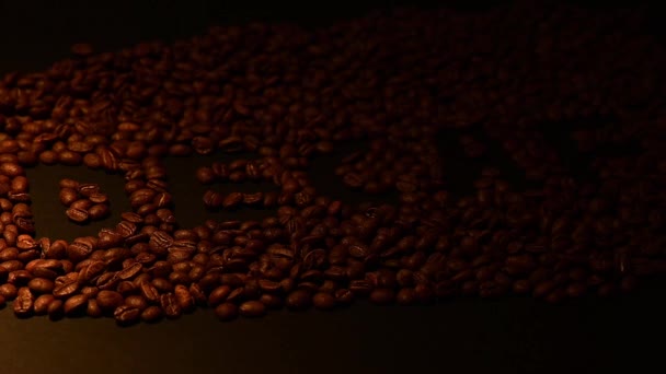 Geröstete Kaffeebohnen Durch Warmes Licht Auf Schwarzem Hintergrund Beleuchtet Koffeinfreie — Stockvideo