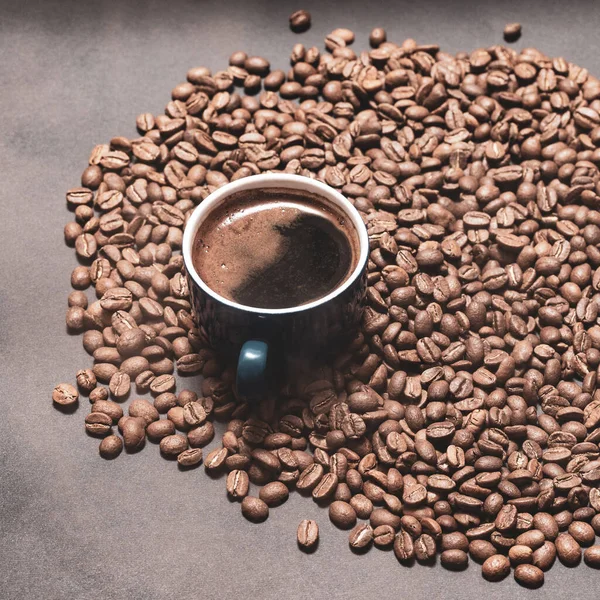 Uma Xícara Café Preto Fundo Escuro Com Grãos Vapor Leve — Fotografia de Stock