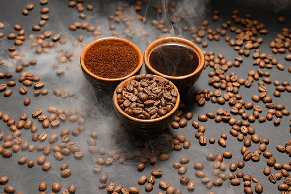 Set Mit Drei Tassen Kaffeebohnen Gemahlen Und Getrunken Auf Schwarzem — Stockfoto