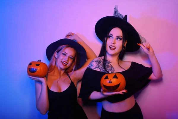 Две Прекрасные Позы Ведьмы Тыквами Хэллоуинского Фото Девушки Колпаках Неоновых — стоковое фото
