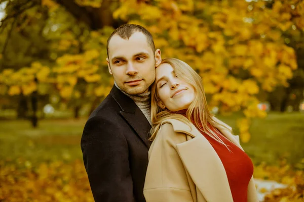 Meisje Man Geliefden Date Knuffel Verliefd Stel Het Park Herfst — Stockfoto