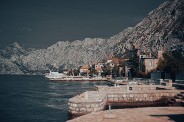 Karadağ. Dobrota 09.24.2021. Montgro sokakları, dağlardaki su evlerine yakın evler. Sokaklar ve sokaklar.