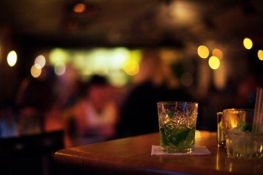 Bokeh bar arkaplanı, bulanık renkte ışıklar ürününüz için ön planda masa, kokteyl