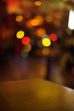 Bokeh bar arkaplanı, bulanık renkte ışıklar ürününüz için ön planda masa, kokteyl