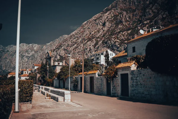 Czarnogóra Dobrowolne 2021 Ulice Czarnogóry Domy Pobliżu Domków Wodnych Górach — Zdjęcie stockowe