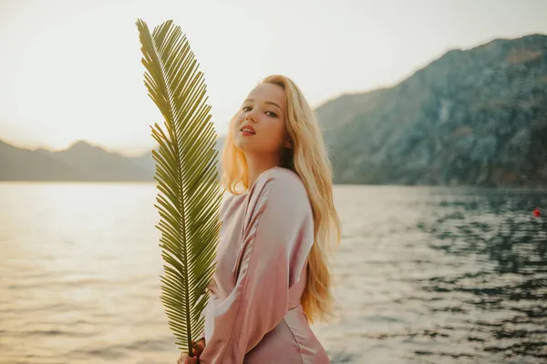 Een Mooi Jong Blondje Houdt Palmtakken Haar Handen Schone Mooie — Stockfoto