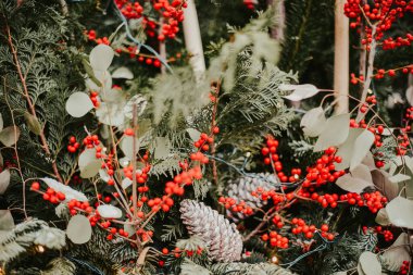Kış süslemeleri, köknar ağacı, koniler ve rowan