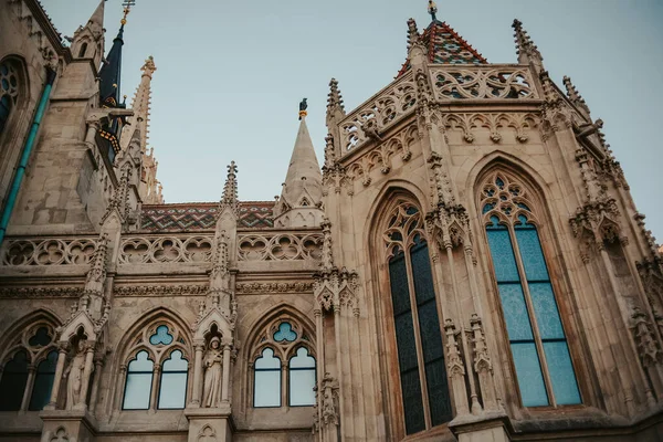 Macaristan. Budapeşte. 12/14/2021. Balıkçı Kalesi Binası. Macar mimarisi, Gotik.