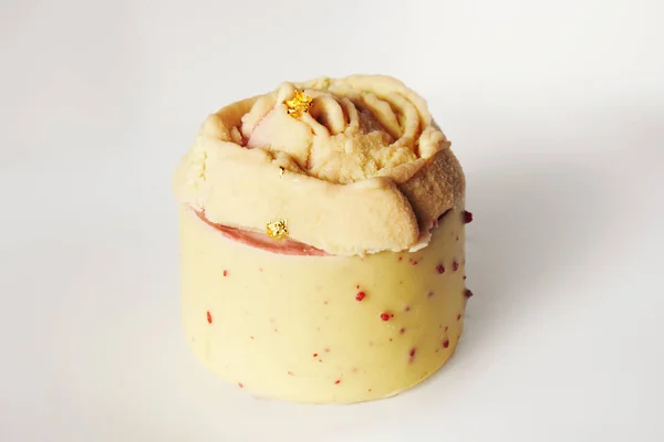 1人用の美しいデザート イチゴと金のチェリーの丸くておいしい食事デザート 白い背景の上に — ストック写真