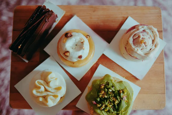 Una Varietà Dessert Una Panetteria Una Tavola Uno Sfondo Rosa — Foto Stock