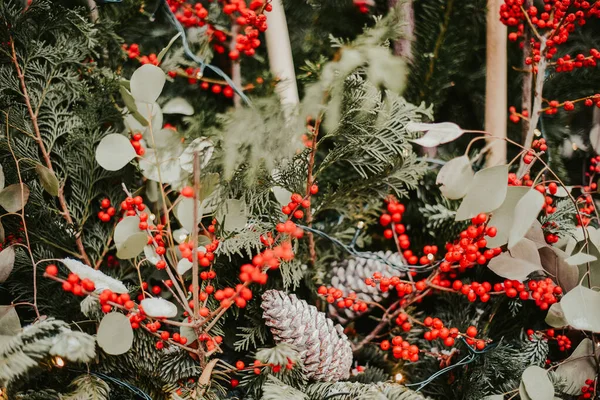 Kış süslemeleri, köknar ağacı, koniler ve rowan