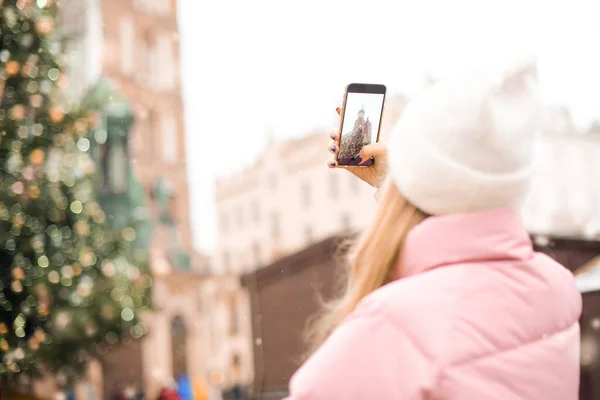 Das Mädchen Macht Telefon Ein Foto Von Einem Weihnachtsbaum Auf — Stockfoto