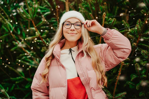 Een Schattig Blondje Een Hoed Een Roze Jasje Bril Staan — Stockfoto