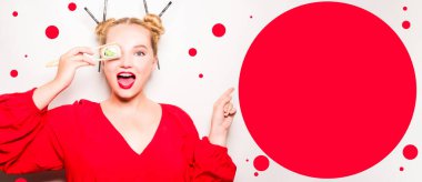 Kırmızı kimonolu kadın Philadelphia suşisini çubuklarla yiyor, hoşuna gidiyor. Kırmızı ruj ve Japon saç stili, yazı için yer. Güzel kız mesajı gösterir, gülümser, şok olur..