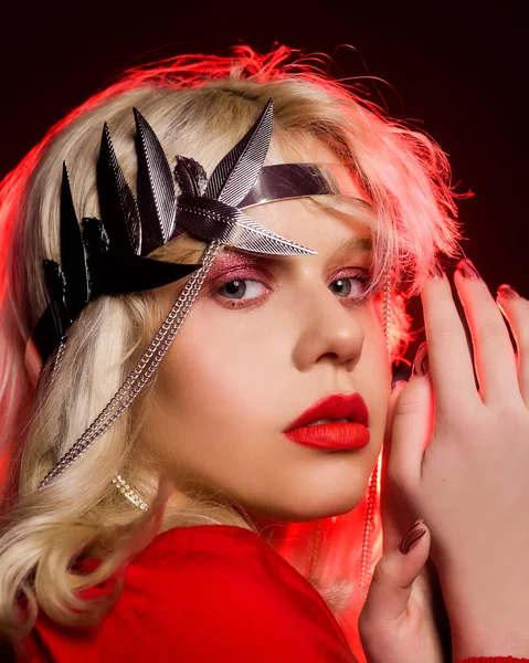 Egy Vörös Ruhás Lány Egy Ezüst Korona Neon Háttérvilágítással Divatmodell — Stock Fotó