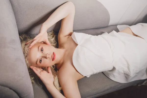 Die Braut Weißen Kleid Liegt Auf Dem Sofa Model Mit — Stockfoto