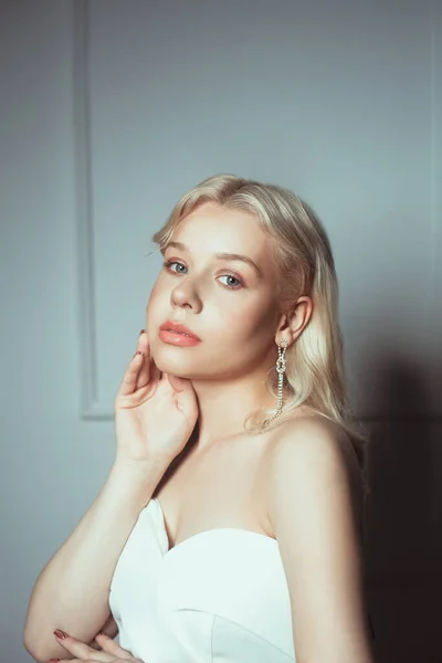 Retrato Una Novia Una Mujer Vestido Blanco Con Hermoso Maquillaje — Foto de Stock