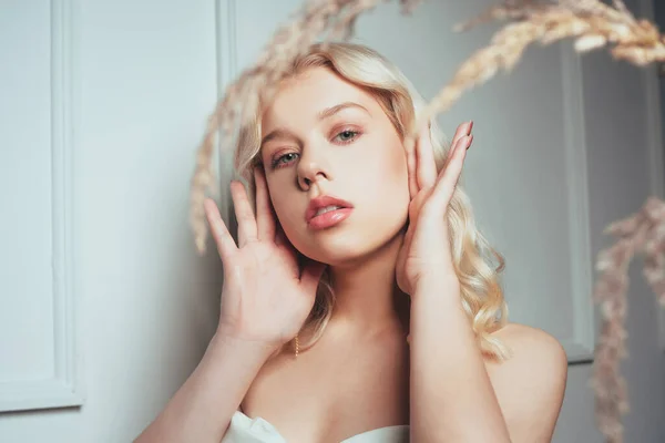 Wspaniały Portret Blondynki Sukni Ślubnej Dziewczyna Miękkim Różowym Makijażem Patrzy — Zdjęcie stockowe
