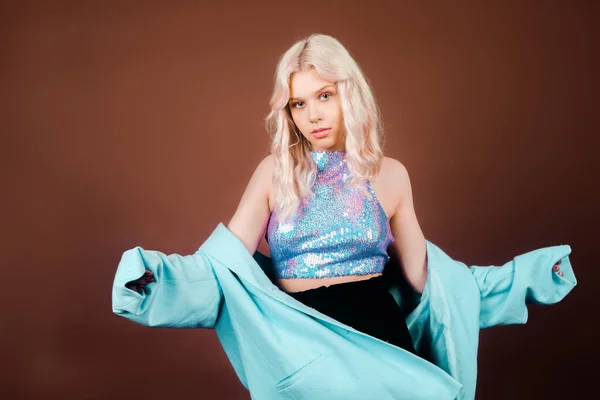 Une Blonde Vêtue Une Veste Turquoise Veste Bleue Paillettes Pose — Photo