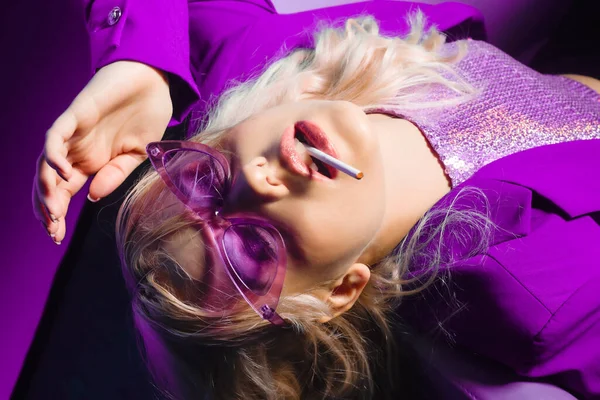 Incredibly Fashionable Blonde Woman Purple Jacket Glasses Style 80S 90S — Stock Photo, Image