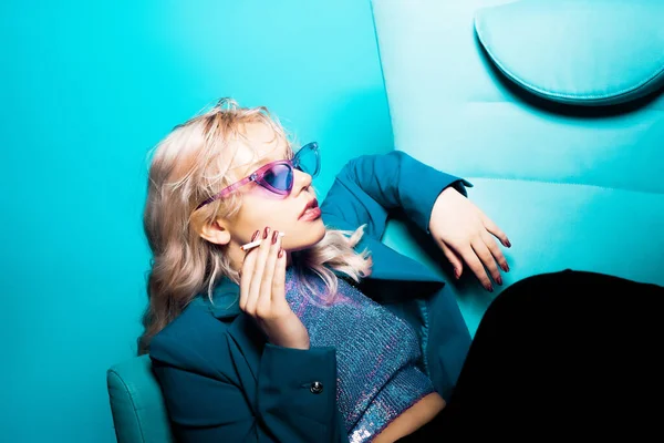 Donna Bionda Incredibilmente Alla Moda Giacca Blu Occhiali Nello Stile — Foto Stock