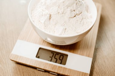 Tabaktaki un mutfak terazisinde duruyor. Tariflere göre ev yapımı yemekler.